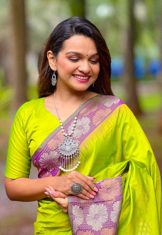 Green Soft Silk Floral Border Contrast Zari Woven Saree